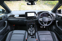 タブレット風にデザインされた9.2インチサイズのタッチ式液晶ディスプレイをダッシュボード中央に配置。「ブラックスタイル」では、ダッシュボードやエアコンの吹き出し口、センターディスプレイまわりなどにつやのあるブラックの加飾が施される。