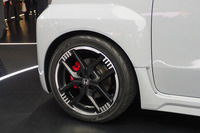 「スーパーONE」のタイヤサイズはベースとなる「N-ONE e:」の155/65R14から185/55R15に変更される予定。「ジャパンモビリティショー2025」の展示車両(写真)は、1インチ大きな205/45R16サイズの「ヨコハマ・アドバン フレバV701」を装着していた。