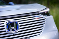 特徴的なフロントマスクが採用された新型「ヴェゼル」。「e:HEV PLaY」のフロントグリルには、「カラーバーオーナメント」と呼ばれるトリコロールの加飾が加わる。