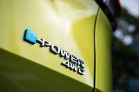 「ノート」の4WDモデルは、前輪用に1基、後輪用に1基の計2つのモーターを搭載。前者は最高出力116PS/最大トルク280N・m、後者は同68PS/同100N・mを発生する。