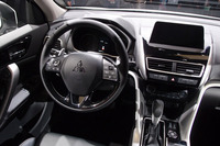 内装はブラックとシルバーのモノトーン。水平基調のインパネと立体的なシルバー加飾によって、スポーティーさと上質さを両立させている。