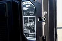 「ラングラー/ラングラー アンリミテッド」に備わる「80th Anniversary」スイングゲートプレート。