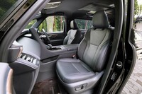 電動調整機構やヒーター、ベンチレーション機能などが搭載されたフロントシート。助手席の電動調整機構は後席側からも操作可能で、「エグゼクティブラウンジ」ではヘッドレストに可倒機構も備わる。