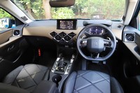 「バスチーユ」と名付けられた「グランシック」のインテリア。ダッシュボードやドアトリムなどは黄褐色でペイントされている。