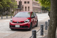 今回の試乗車は「ホンダ・フィットe:HEVホーム」の特別仕様車「ブラックスタイル」。2024年8月に仕様変更を受けた最新モデルだ(発売は9月5日)。