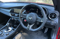 「ジュリア クアドリフォリオ」のコックピット。基本デザインはデビュー時から変わっていないが、12.3インチのデジタルクラスターメーターの搭載やインフォテインメントシステムの充実などでブラッシュアップされている。