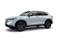 2021年4月に発売された2代目「ヴェゼル」。リアピラーを寝かせたクーペライクなスタイリングや、ボディー同色のグリルなどがエクステリアデザインの特徴となる。パワーユニットは、「WR-V」と同じ1.5リッター直4の純ガソリンエンジンと、2モーター式システムの「e:HEV」と呼ばれるハイブリッドの2本立て。