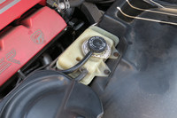 エンジンルームの右前方に備わる、冷却水のリザーブタンク。冷却水が噴いてしまった様子はないが……。