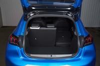 「e-208」のラゲッジスペース。広さについてはガソリンエンジン車と基本的に同等とされている。