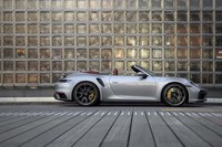 「ポルシェ911」シリーズのトップパフォーマンスモデルと位置づけられる「911ターボS」。今回は、そのオープントップバージョン「911ターボSカブリオレ」に試乗した。