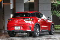 こちらは「リラックス」のリアビュー。大きく張り出したリアフェンダーは、デザインにおける「LBX」の特徴だ。