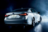 こちらは「レクサスGS」のリアまわり。L字形に光るテールランプにも類似性が感じられる。