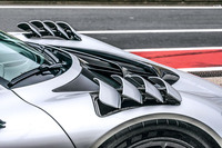 「ストラト2」モードを選択すると。油圧でボディーが約4cm下がり、リアウイングのフラップを立ち上げ、フロントフェンダーの合計8枚のフラップを開き、限界走行向けにエアロダイナミクスを整える。