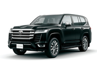 「ランドクルーザー“300”」は、2021年8月に登場したランクルのフラッグシップモデル。2025年3月に一部改良が施され、衝突被害軽減ブレーキの機能の強化やイベントデータレコーダーの装備、盗難防止機能の拡充などが図られた。