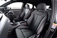 オプション「プラスパッケージ」を選択した試乗車には、パーシャルレザーのスポーツシート(写真)が装着される。標準車の表皮はスプリントクロス×人工皮革。