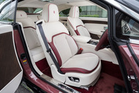 2枚のドアは前開き式で、手が届かなくとも電動で開閉が可能。車内空間はご覧のとおりの上質さで、フロアには土足で上がるのがはばかられるような深い起毛のカーペットが敷かれていた。