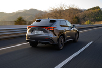 フロントに積まれる駆動用モーターは最高出力227PS、最大トルク268N・mを発生。数値的には平凡ながら十分に力強く、何よりも微妙な速度コントロールのしやすさが際立っている。