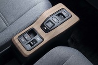 ダッシュボードと同様、センターコンソールも優しい色合いのウッド調パネルとマットな樹脂パーツで仕立てられる。シフトセレクターはボタン式。