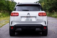 左右それぞれ4灯式のデザインを採用するリアコンビネーションランプ。ランプユニットはインバース形状(中央部がくぼんだデザイン)で、立体的なフォルムに仕立てられている。