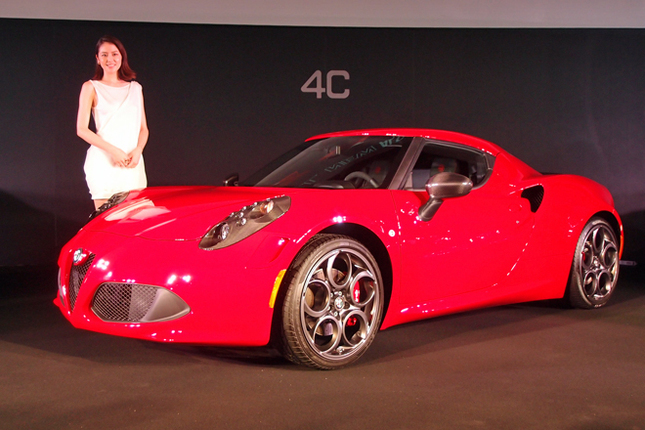 「アルファ・ロメオ4C」。傍らに立つのは、アルファ・ロメオのイメージキャラクターを務める、女優の長澤まさみさん。
