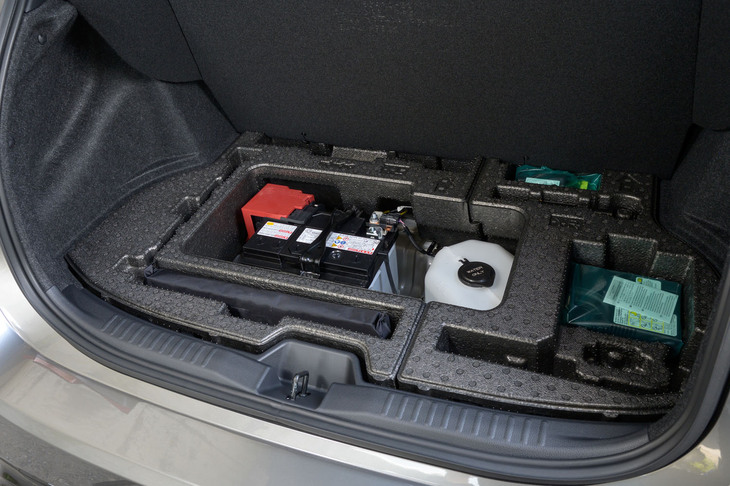 荷室の床下にはウオータースプレー用のタンクが収まっている。容量は3.7リッター。