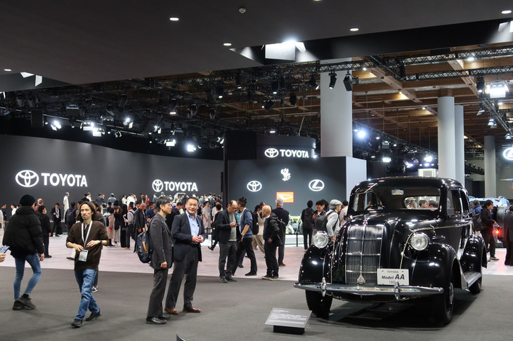 トヨタブースの様子(手前はトヨタ初の生産型乗用車「トヨダAA型乗用車」)