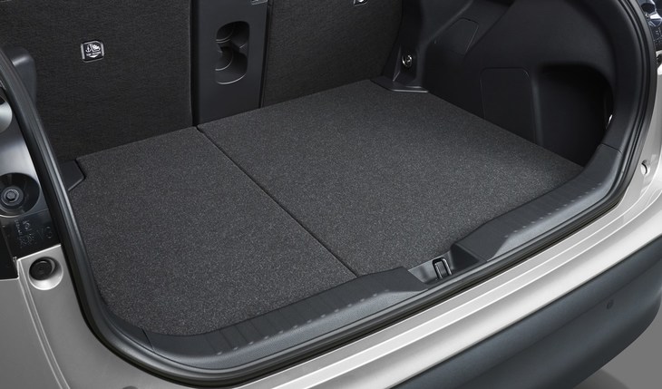 「ヤリス クロス」のラゲッジスペース。左右で高さを変えられるデッキボードを採用するなどしてスペースを稼いでいる。