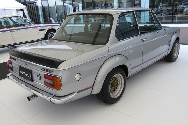 「BMW 2002」の4気筒SOHCエンジンにターボチャージャーを装着し、同シリーズで最もパワフルな「2002tii」よりさらに30%ほど強力な、170psの高出力を発生した。