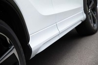 サイドシルの樹脂パーツはブラックからボディー同色へと変更されている。