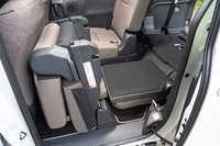 3列目シートは、格納時には写真のとおり2列目シートの下に収まる。すっきりとしまえるのはうれしいが、2列目シートを倒して跳ね上げて……と手間が多く、また作業には相応に力を要する。