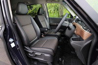 「クロスター」専用の、ファブリックと合成皮革のコンビシート。2022年6月の改良では、「モデューロX」を除くすべてのモデルでシートに撥水・撥油(はっすい・はつゆ)加工が採用された。