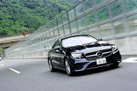 2リッター直4エンジンが搭載される「E200」「E300」の駆動方式がFRなのに対し、3リッターV6エンジンの「E400」の駆動方式は4WDとなっている。