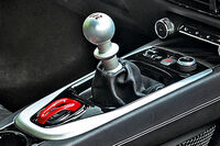 マニュアルトランスミッションが選べるのはV6モデルのみ。「エリーゼ」などが採用していたピロボールによるリンク機構がむき出しのスタイルを踏襲している。