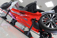 アンダーボディーの骨格は、上から見ても、横から見ても、従来モデルより屈曲の少ない、スムーズな形状となった。