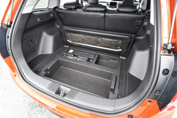 荷室のフロアボード下にも予備の収納スペースが確保される。