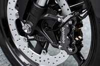 ブレーキは前後ともにブレンボ製。フロントはφ320mmのディスクに4ピストンキャリパーの組み合わせ、リアはφ240mmにシングルピストンキャリパーの組み合わせとなる。