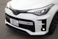大開口のアンダーグリルを備えたフロントバンパーは“GRスポーツ”専用。