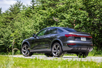 「SQ8スポーツバックe-tron」のリアビュー。ベースとなる「Q8スポーツバックe-tron」よりも左右それぞれ20mmずつ拡幅されたホイールアーチで、「Sモデル」ならではの力強さを表現している。