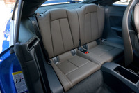 定員2人のリアシート。シートカラーは、写真のムリーリョブラウンのほかにブラックも選べる。