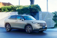 2021年4月に登場した2代目「ヴェゼル」。ボディー同色のフロントグリルや、アウタードアハンドルをCピラーに埋め込んだリアドアの処理、クーペライクなフォルムなどが目を引く。ボディーサイズは全長×全幅×全高=4330×1790×1590mmで、先代モデルと比べると35mm長く20mm幅広く15mm低いディメンションに変更された。