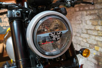 ヘッドランプにはユニオンジャックをモチーフにしたBSAのバッジが。