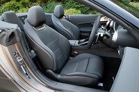 ボリューム感のあるシートはまさに「SL」にふさわしい仕上がり。表皮はナッパレザー。