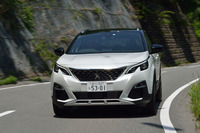 旋回時、外輪に荷重が掛かる一方で、内輪は浮かず、しっかり接地している感覚がある。そんなロール感こそ、筆者がプジョーに期待するものだ。