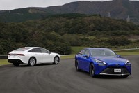 トヨタが「究極のエコカーと呼べる、非常にポテンシャルの高い環境車」と位置づけるFCV。これまで1万1000台ほどが販売された初代モデルに対して、2代目(写真)はケタ違いの供給量を見込んでいるというが、果たして……?