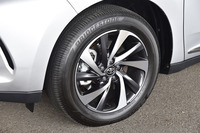 「ハリアー」のターボ車には、切削光輝加工とダークメタリック塗装を施した18インチアルミホイール(写真)が装着される。