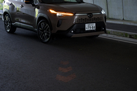 ウインカーに合わせて斜め前方に投影される「シグナルロードプロジェクション」は日本初の機能だ。これとは別に「カローラ」の花冠エンブレムの左右も光っていることが分かる。