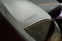 シートやセンターアームレストには、タンカラーのステッチや「Intensa」のロゴがあしらわれる。