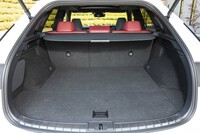 荷室の容量は5人乗車時で612リッター。後席の背もたれを倒すことで拡大できる。