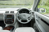 メルセデス・ベンツR350 4MATIC(4WD/7AT)【試乗記】の画像