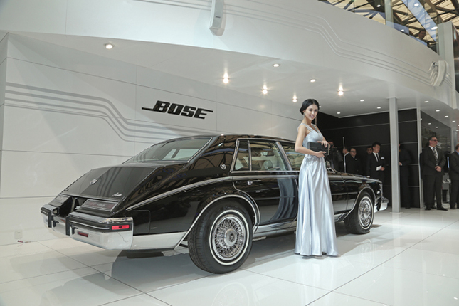 ブースには、1983年に初めて車載用のボーズ純正サウンドシステムを搭載した「キャデラック・セビル」が展示された(展示車両は同型の1985年型)。